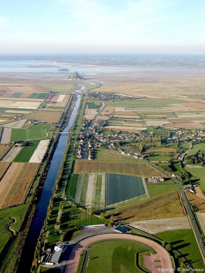 Le Petit Gite Du Mont Бовуар Экстерьер фото